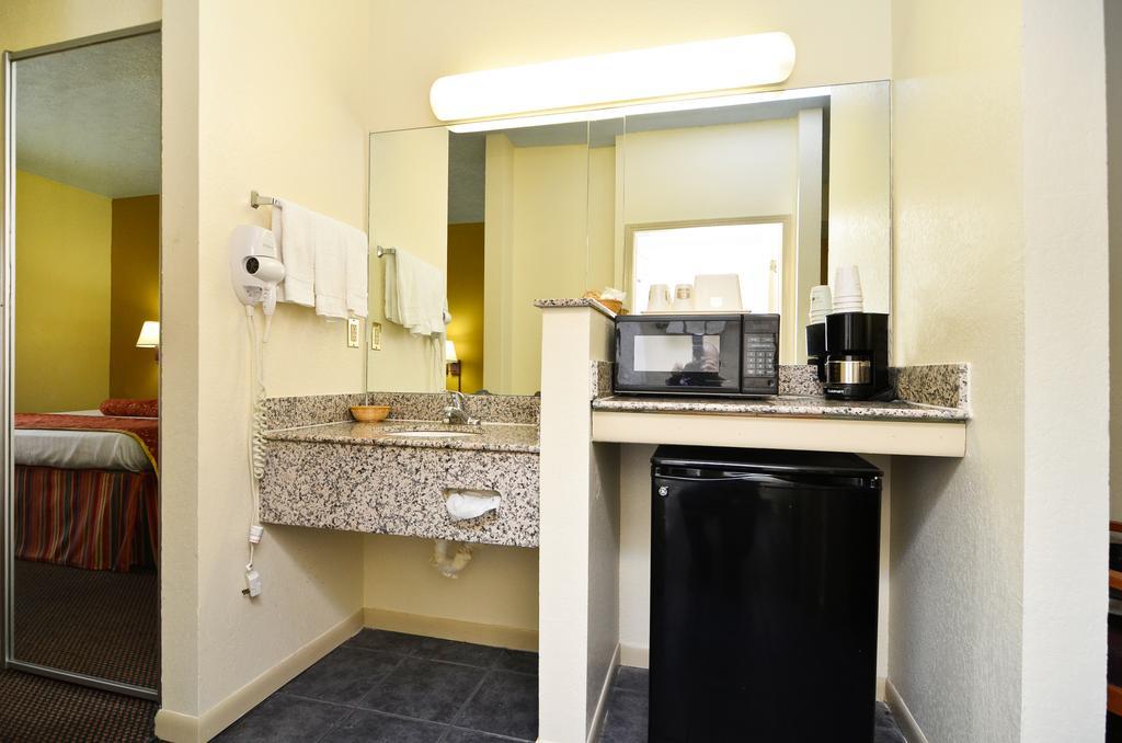 America'S Best Value Inn & Suites-Clinton Bagian luar foto