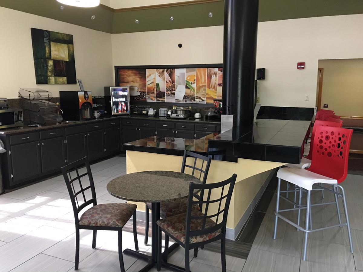 America'S Best Value Inn & Suites-Clinton Bagian luar foto